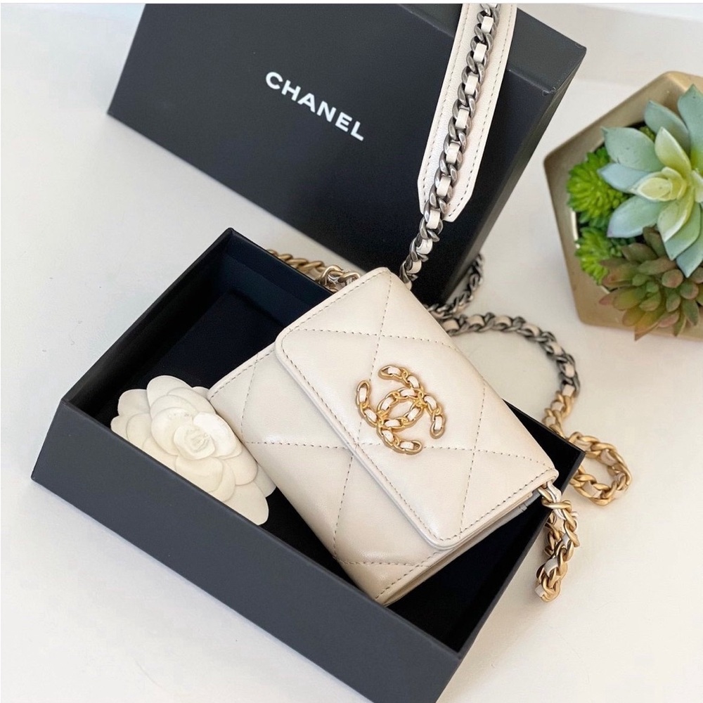 ❌❌❌SOLD❌❌❌CHANEL 19 Authentic Cardholder On Chain - Picture 2 of 16